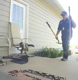 Entregador com ferramentas utilizadas para matar uma cobra cascavel nos EUA  Foto: Foto: Reprodução vídeo de segurança