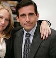 Os personagens Michael e Holly, da série The Office, foram proibidos de trocar afeto no local de trabalho  Foto:  NBC Universal, Inc.