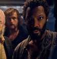 Liam Cunningham e Corey Hawkins encaram o desconhecido   Foto: Divulgação/ Universal Pictures 