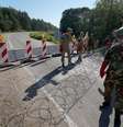 Militares lituanos fecham fronteira com Belarus em Sumskas, na Lituânia
 18/8/2023   REUTERS/Janis Laizans  Foto: Reuters