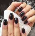 O esmalte preto é uma opção clássica e prática –  Foto: Divulgação / Alto Astral