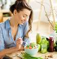 Comer folhas e vegetais é um caminho seguro para um organismo mais saudável  Foto: RossHelen | Shutterstock / Portal EdiCase