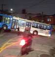 Ônibus colide com carro na zona sul de SP e fica com a frente suspensa em cima do automóvel.  Foto: Reprodução/Twitter/@MobilidadeSampa / Estadão