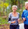 Caminhar pode ajudar a prevenir o aparecimento de dores diárias no joelho  Foto: Lordn | Shutterstock / Portal EdiCase