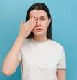 Imagem meramente ilustrativa de uma mulher cobrindo um dos olhos  Foto: Yurii Yarema / iStock