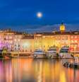 Vista panorâmica do Natal colorido iluminado Saint Tropez  Foto: Horia Merla / iStock