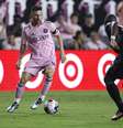 Lionel Messi se prepara para driblar Brian Anunga, do Nashville. Mas desta vez ele não balança a rede –  Foto: James Gilbert/Getty Images / Jogada10