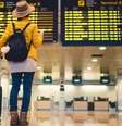 Imagem mostra pessoa no aeroporto, indo viajar em suas férias do trabalho.   Foto: iStock