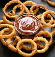 Onion rings, que foram assadas e ficaram perfeitas, olha  Foto: Bake and Cake Gourmet