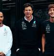 Hamilton, Wolff e Russell: trio segue até 2025, sabendo que cada um precisa do outro  Foto: Mercedes AMG F1 / divulgação