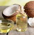 O óleo de coco é uma alternativa versátil à manteiga e ao óleo de cozinha  Foto: Africa Studio | Shutterstock / Portal EdiCase