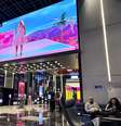 Trailer do filme “Barbie” é exibido enquanto o público aguarda a estreia d filme no Epix Cinemas, em Manama, Bahrein  Foto: REUTERS/Hamad I Mohammed