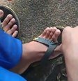 Aluno que foi colocado para fora de escola por estar de chinelo ganha pares de tênis  Foto: Reprodução/ Rede Amazônica / Reprodução/ Rede Amazônica