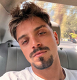 "A arte tem me libertado", celebra ator  Foto: Reprodução/Instagram/@simasrodrigo