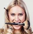 Invista no glow: saiba como manter a make impecável o dia todo -  Foto: Shutterstock / todateen