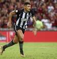Tiquinho Soares comemorando gol contra o Flamengo no duelo do primeiro turno –  Foto: Vítor Silva/Botafogo / Jogada10