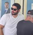 O ator Dudu Azevedo se emocionou ao chegar para visitar Kayky Brito no hospital  Foto: Dan Delmiro/AGNews
