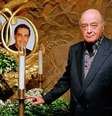 Mohamed Al Fayed diante do mausoléu que criou para Diana e Dodi na loja Harrods de Londres, quando era dono do lugar  Foto: Reprodução