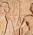 Gravura em relevo ilustra uma fila de prisioneiros no Templo do Sol de Abu Simbel, no Egito  Foto: Getty Images / BBC News Brasil