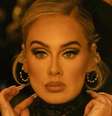 Adele desmaiou em show por conta de dor na coluna; entenda -  Foto: Reprodução Instagram (@adele) / Saúde em Dia
