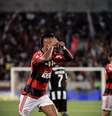 Bruno Henrique celebra gol da vitória contra o Botafogo  Foto: Thiago Ribeiro/Agif/Gazeta Press