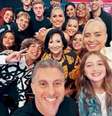 Luciano Huck ao lado de familiares, amigos e outros artistas no 'Domingão com Huck' de seu aniversário, em 3 de setembro de 2023  Foto: Instagram/@lucianohuck / Estadão
