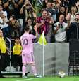 Messi acena para os torcedores do Los Angeles antes de bater um escanteio na vitória do Inter Miami na casa do rival –  Foto: Frederic Brown/AFP via Getty Images / Jogada10