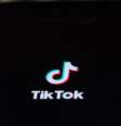 Vídeos gerados por IA com crianças mortas ficaram no ar por meses no TikTok (Imagem: Solen Feyissa/Unsplash)  Foto: Canaltech