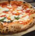 Pizza estilo napolitano Margherita com mussarela de búfala, molho de tomate e manjericão  Foto: iStock