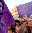 Pessoas protestam contra o presidente suspenso da federação espanhola, Luis Rubiales  Foto: REUTERS/Isabel Infantes