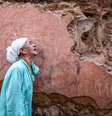 Mulher chora após terremoto na cidade velha de Marrakech  Foto: Getty Images / BBC News Brasil