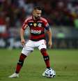 A temporada está chegando ao fim e o Flamengo já começa a se mexer para resolver contratos de jogadores que estão chegando ao fim.  Foto: Esporte News Mundo