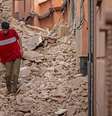 Morador de Marrakesh anda sobre escombros após terremoto  Foto: Getty Images / BBC News Brasil
