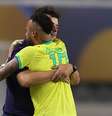Fernando Diniz e Neymar se abraçam durante comemoração   Foto: Vitor Silva/CBF