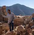Homem em meio a ruínas de sua casa em Moulay Brahim  Foto: Getty Images / BBC News Brasil