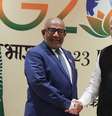 O presidente de Comoros e da União Africana (UA), Zali Assoumani, cumprimenta o premiê da Índia, Narendra Modi, durante a cúpula do G20, em Nova Delhi, 10 de setembro de 2023 (Foto: PIB/AFP)  Foto: Alma Preta