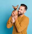 Algumas atitudes dos tutores, mesmo que por amor, podem incomodar os cães  Foto: Roman Samborskyi | Shutterstock / Portal EdiCase