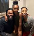 Imagem mostra os atores Mariana Nunes, Lua Miranda e Mayombe Massai, que compõem o elenco do curta-metragem "Todo Mundo Tem um Sonho".  Foto: Divulgação / Alma Preta