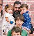 Letícia Cazarré e Juliano Cazarré com os filhos. Reprodução/Instagram  Foto: Márcia Piovesan