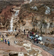 Pessoas ficaram presas em uma estrada após forte tempestade atingir a cidade de Shahhat, na Líbia.  Foto: Reprodução/REUTERS / Reprodução/REUTERS