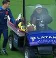 Arboleda deixa gramado de maca e com as mãos no rosto –  Foto: Reprodução de vídeo SporTV / Jogada10