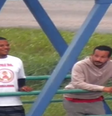 O ex-namorado (homem de barba e camisa longa) aparece ao lado do que praticou o assalto (de camisa branca)  Foto: Reprodução/TV Globo