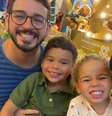Thiago e Leonardo ensinam os filhos a serem inclusivos  Foto: Reprodução/Instagram/doispaisde2