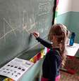 Agora Laura está alfabetizada, tem amigos na escola e xxxxxx  Foto: Arquivo Pessoal/Liege Margo Schmitt