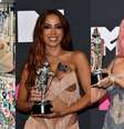 Mia Khalifa disse que Karol G deveria ter sido premiada em categoria vencida por Anitta.  Foto: Instagram/@miakhalifa/Reprodução e Evan Agostini/Invision/AP / Estadão