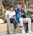 Jovens, celulares e redes sociais: será que uma mediação por parte dos pais e educadores é factível?   Foto: iStock