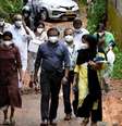 Integrantes de uma equipe médica da Faculdade de Medicina de Kozhikode carregam amostras de noz de areca e goiaba para realizar testes para o vírus Nipah na Vila de Maruthonkara, no distrito de Kozhikode, em Kerala, na Índia.  Foto: Stringer/Reuters
