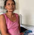 Mãe ao lado de criança que engoliu 8 agulhas no Peru  Foto: Ministério da Saúde do Peru