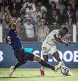 Mendoza se lesionou no duelo contra o Cruzeiro –  Foto: Raul Baretta/ Santos FC / Jogada10