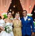 Joshua ao lado da mãe, Assíria, e da noiva, Bárbara: a cerimônia foi conduzida por um pastor presbiteriano  Foto: Divulgação